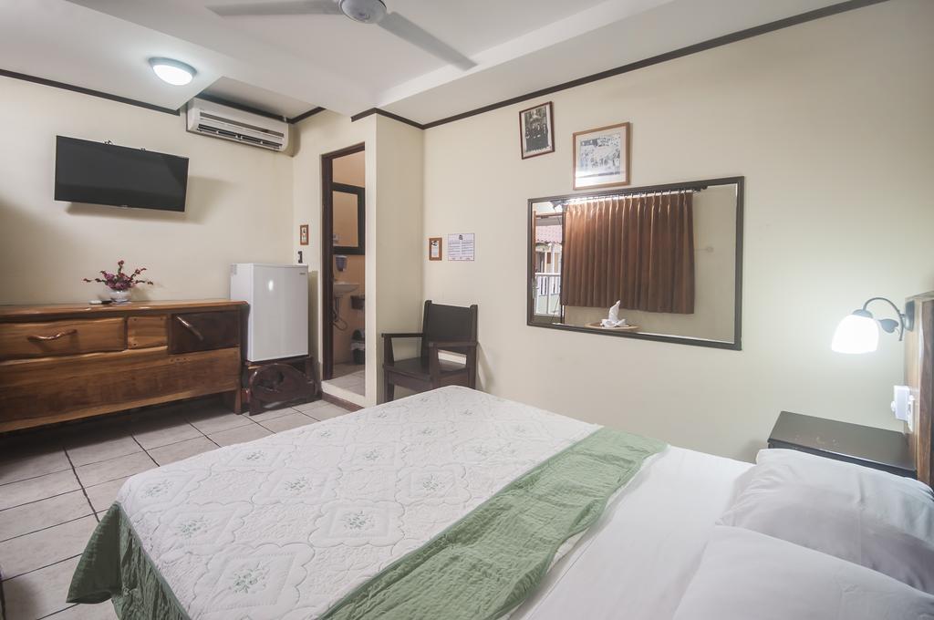 Cadillac Rock Beach Hotel Jaco Room photo