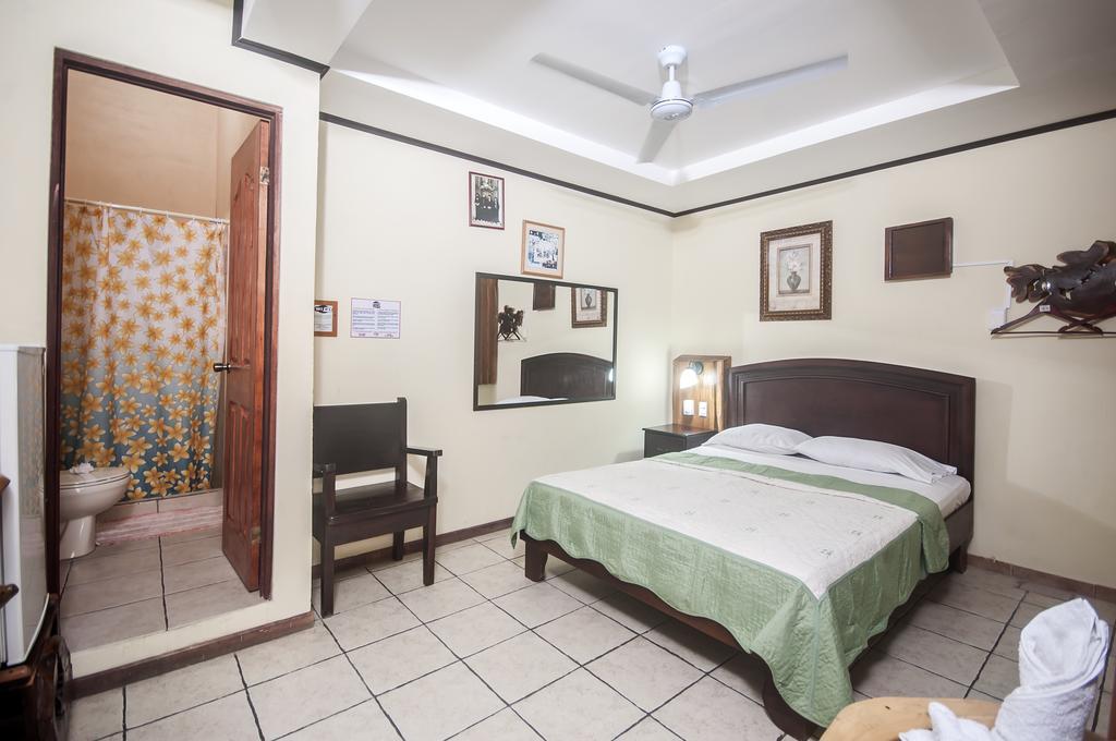 Cadillac Rock Beach Hotel Jaco Room photo