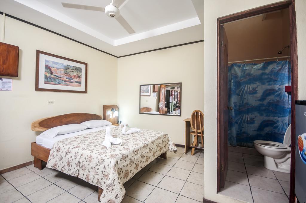 Cadillac Rock Beach Hotel Jaco Room photo