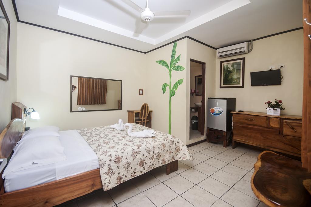 Cadillac Rock Beach Hotel Jaco Room photo