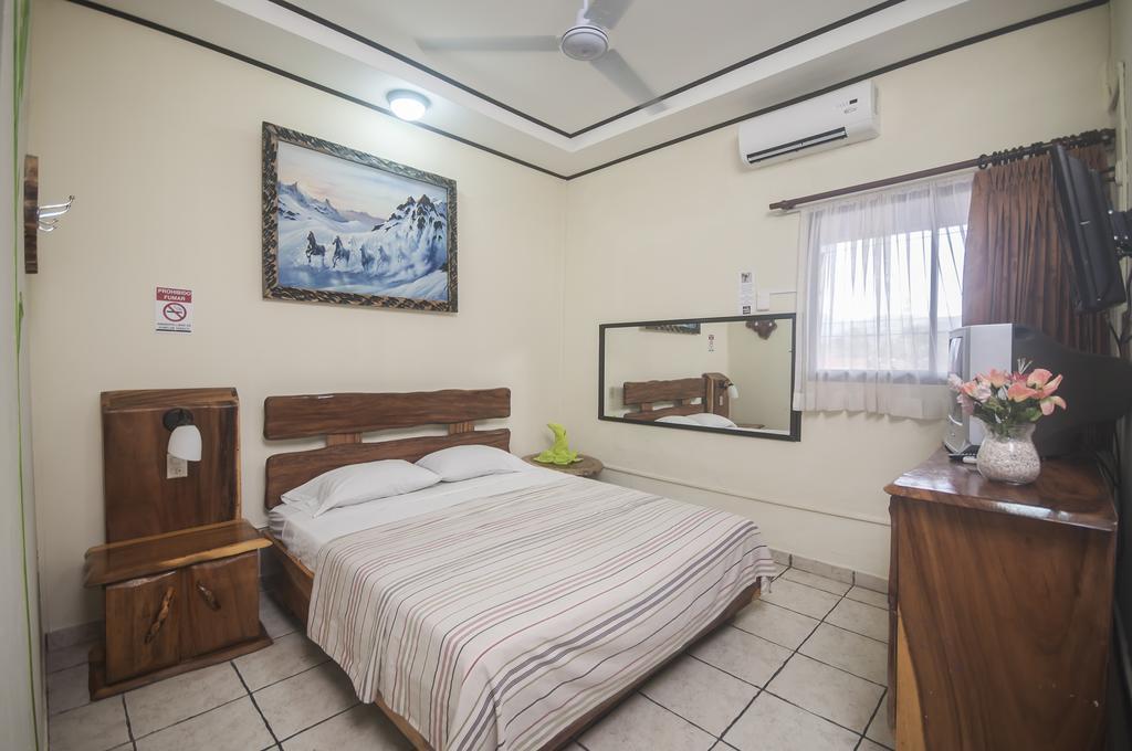 Cadillac Rock Beach Hotel Jaco Room photo
