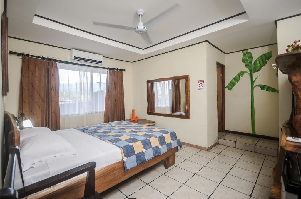 Cadillac Rock Beach Hotel Jaco Room photo