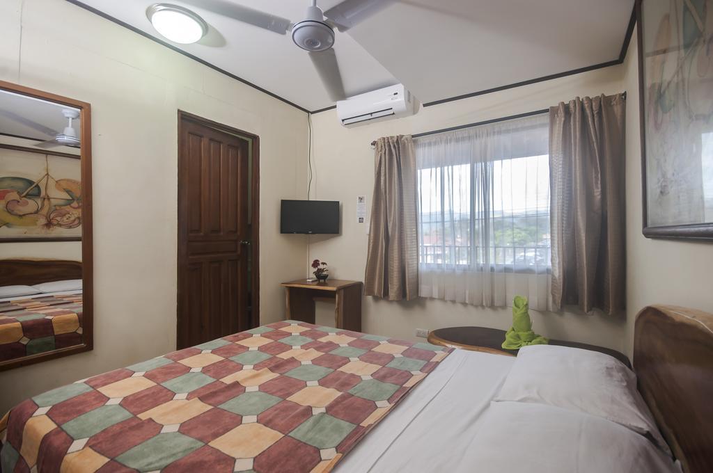 Cadillac Rock Beach Hotel Jaco Room photo