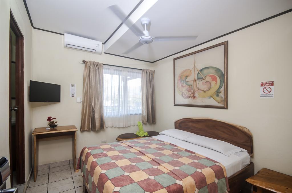 Cadillac Rock Beach Hotel Jaco Room photo
