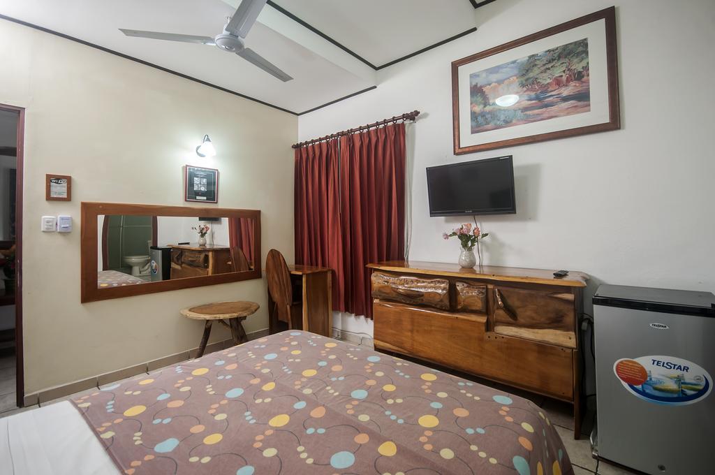 Cadillac Rock Beach Hotel Jaco Room photo