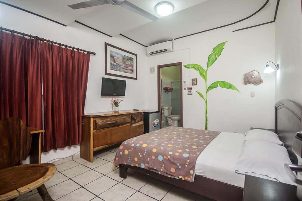 Cadillac Rock Beach Hotel Jaco Room photo
