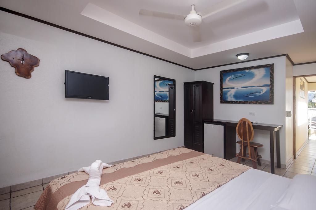 Cadillac Rock Beach Hotel Jaco Room photo