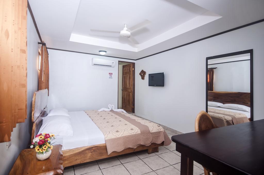 Cadillac Rock Beach Hotel Jaco Room photo