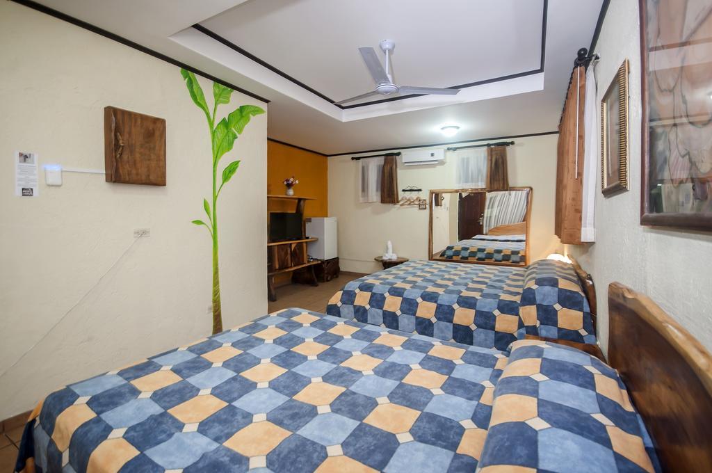 Cadillac Rock Beach Hotel Jaco Room photo
