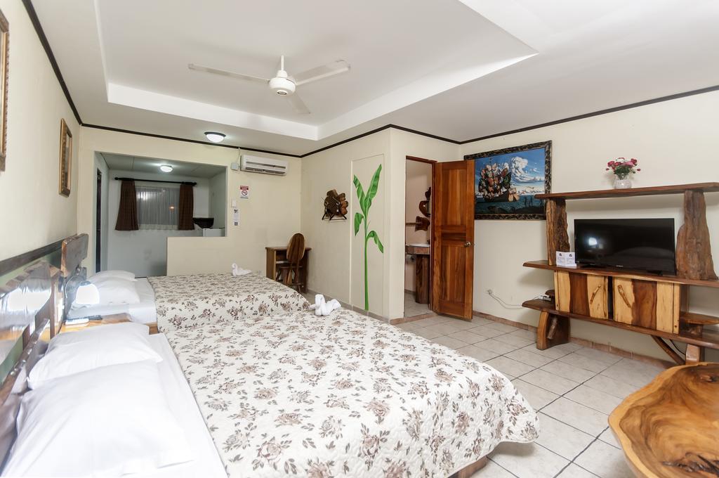 Cadillac Rock Beach Hotel Jaco Room photo