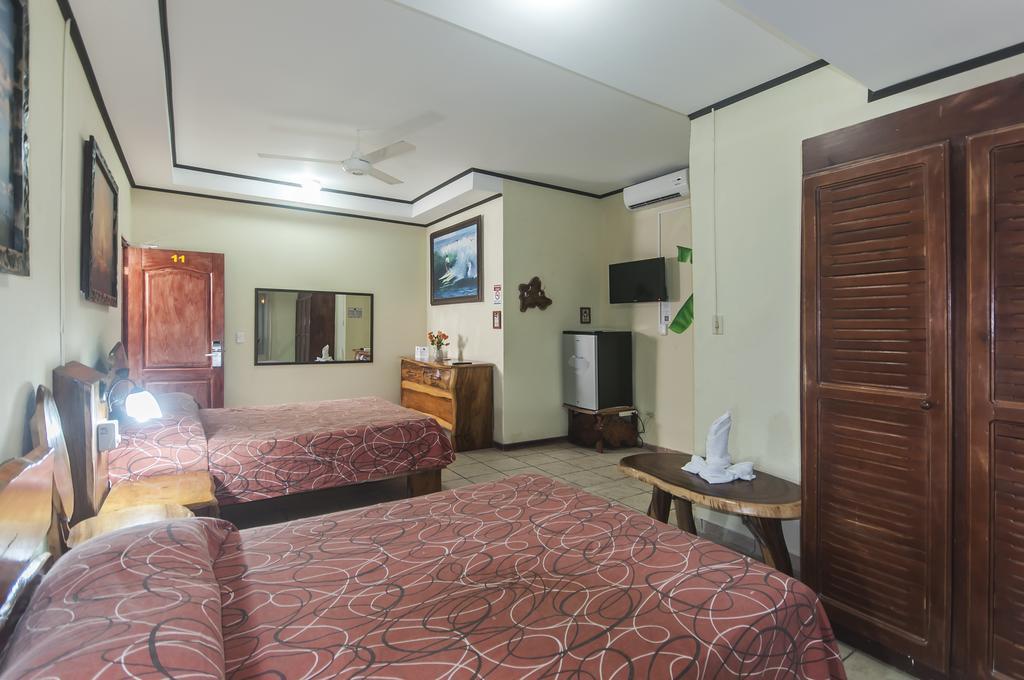 Cadillac Rock Beach Hotel Jaco Room photo