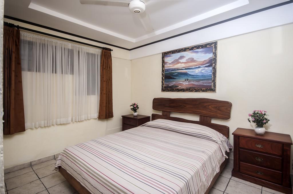 Cadillac Rock Beach Hotel Jaco Room photo