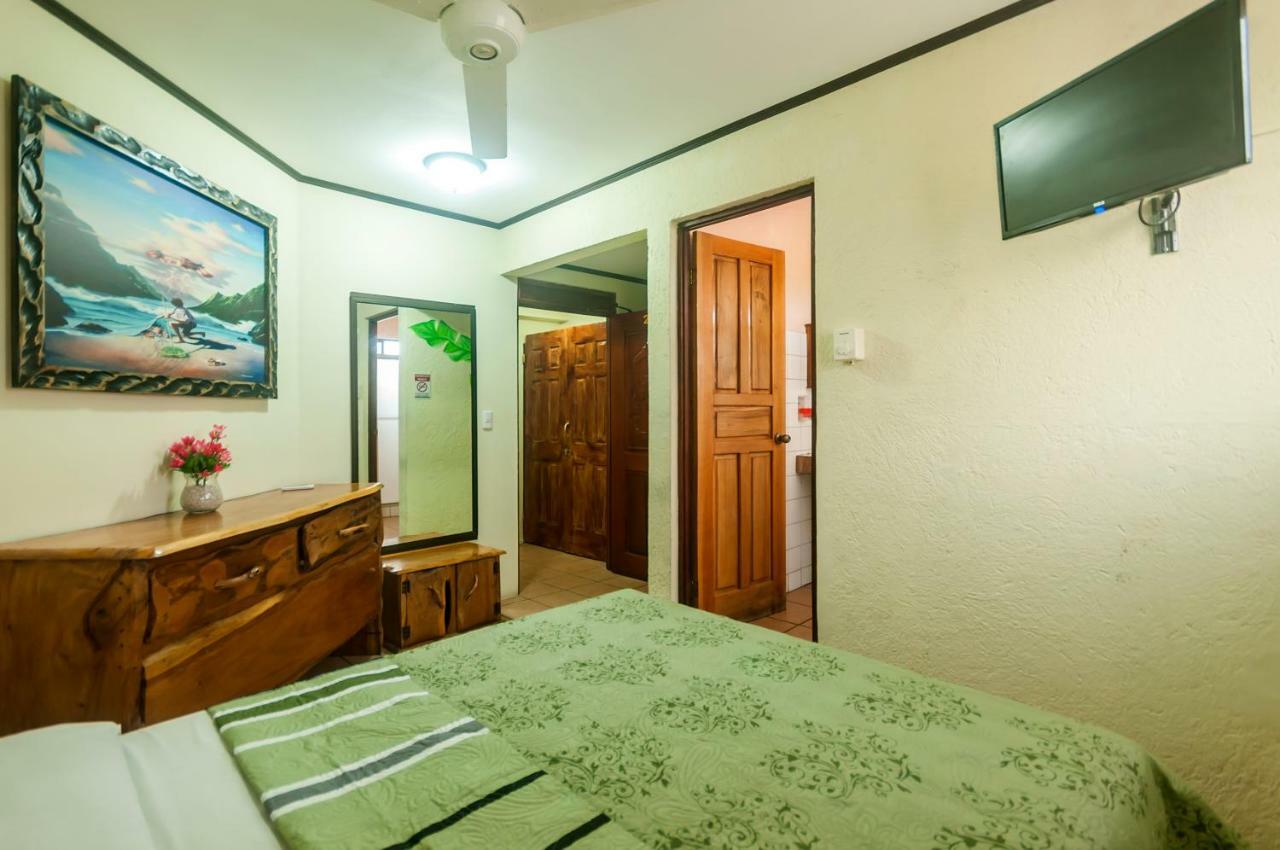 Cadillac Rock Beach Hotel Jaco Exterior photo